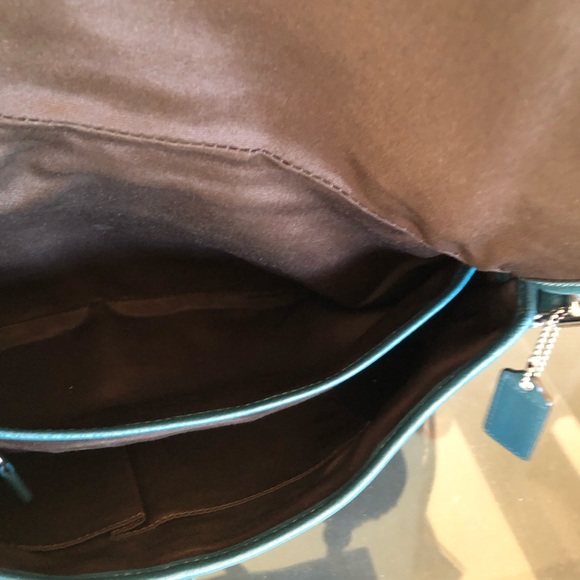 Beautiful Coach Pebble Leather Shoulder Bag - Picture 4 of 9